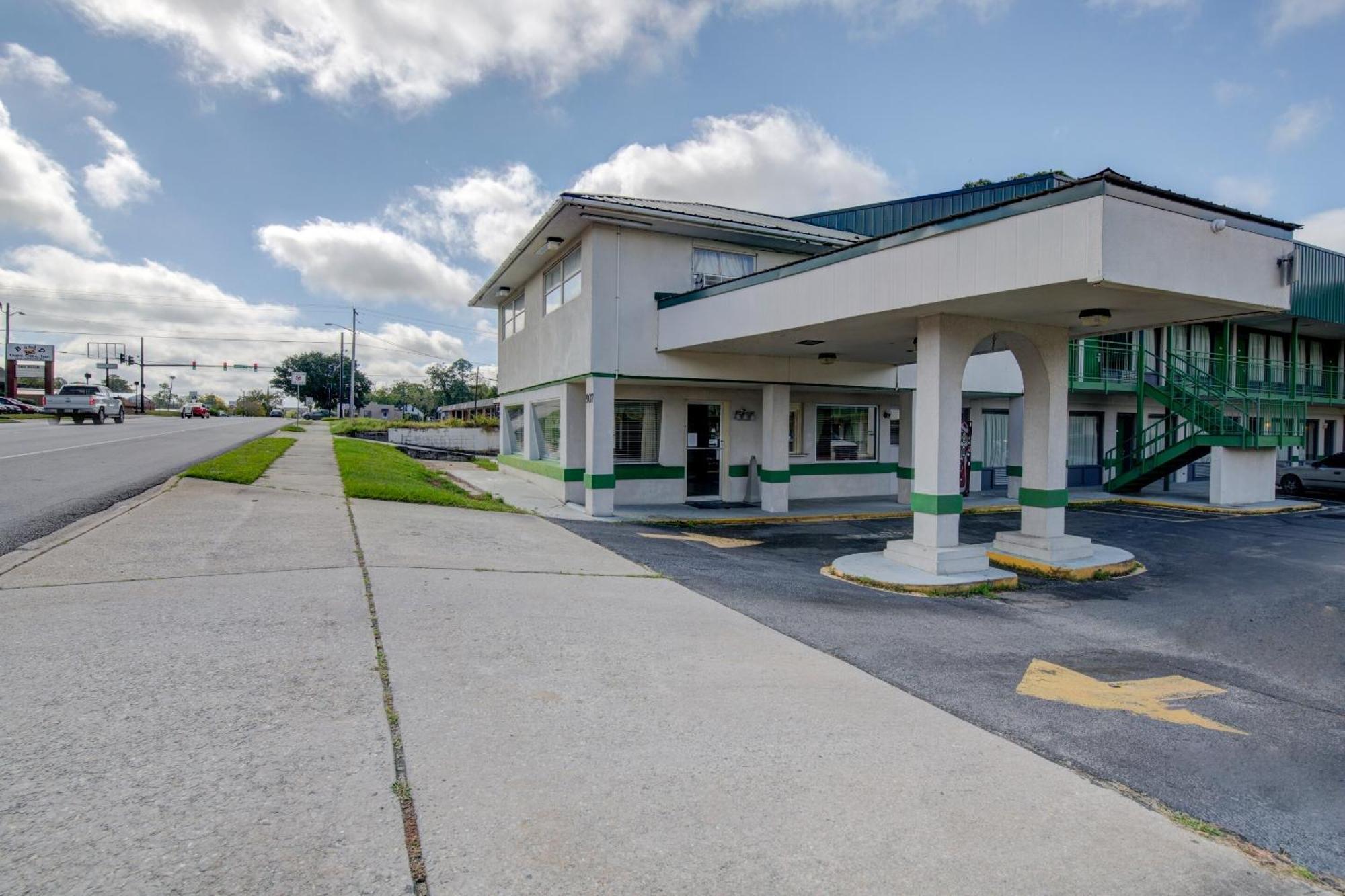 Oyo Hotel Douglas Ga Us-441 Exterior photo