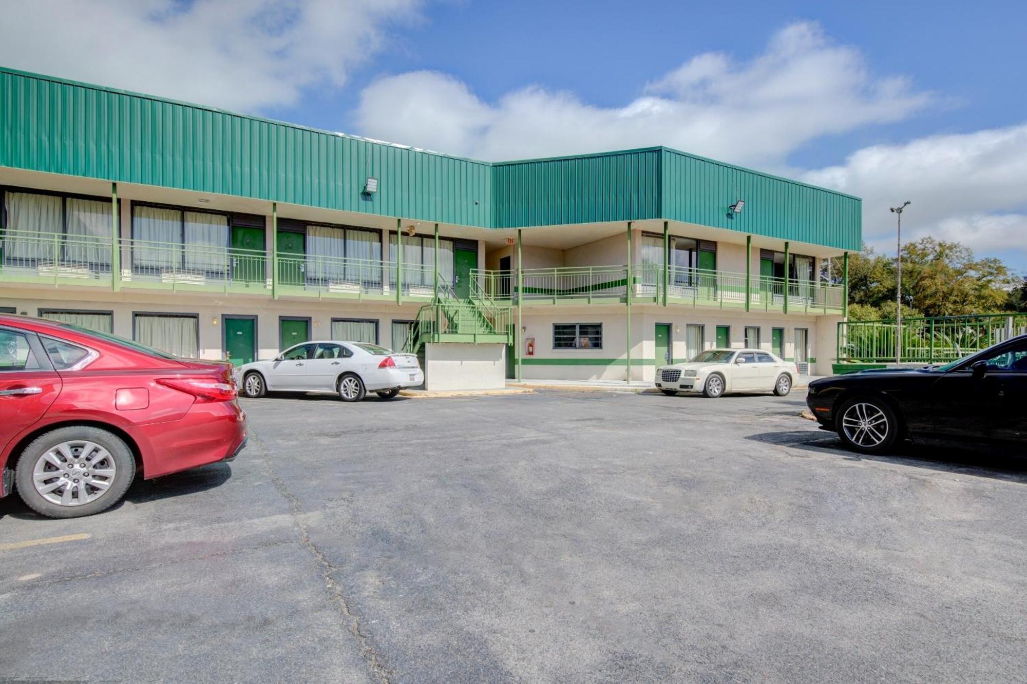 Oyo Hotel Douglas Ga Us-441 Exterior photo