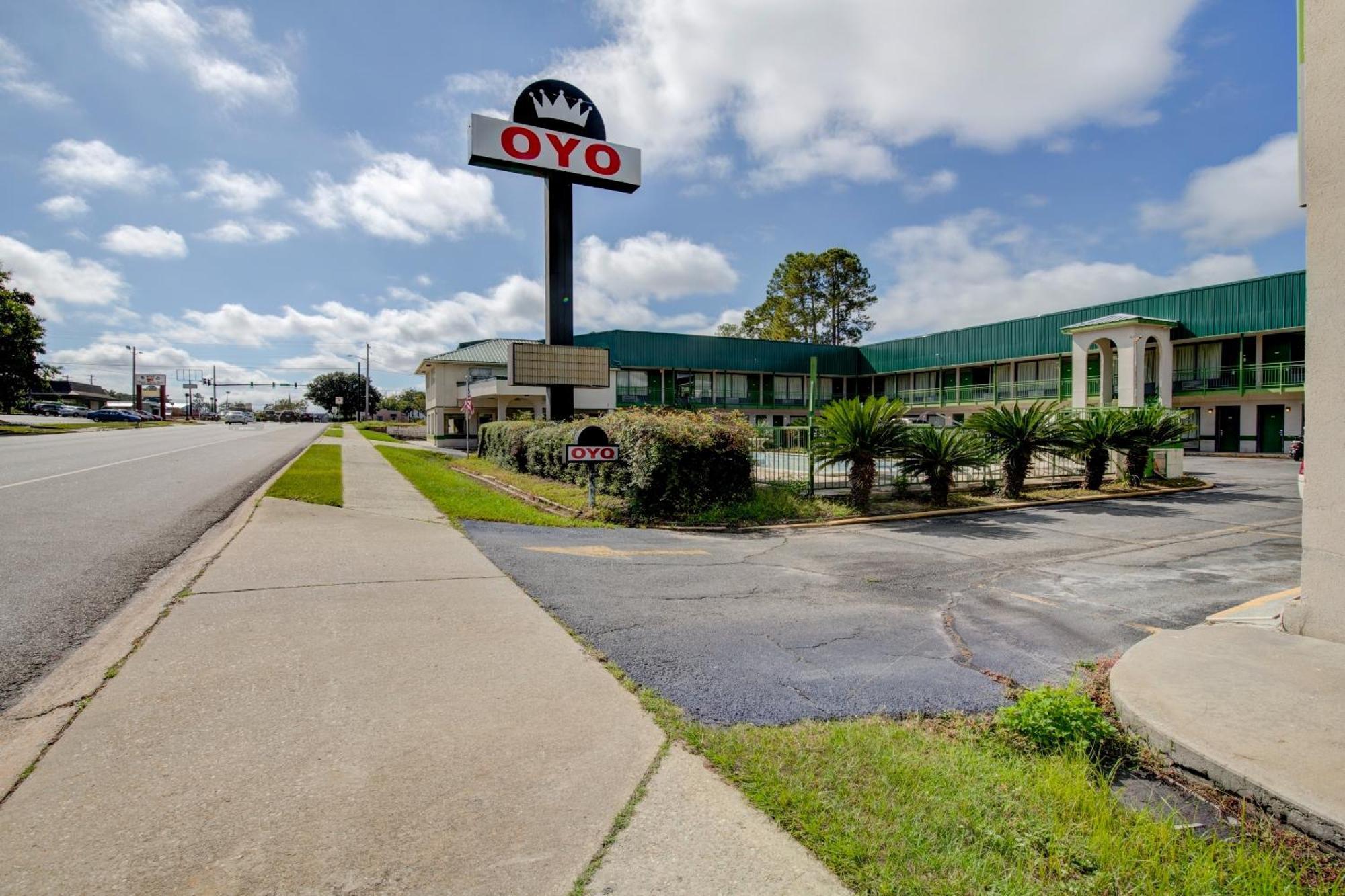 Oyo Hotel Douglas Ga Us-441 Exterior photo