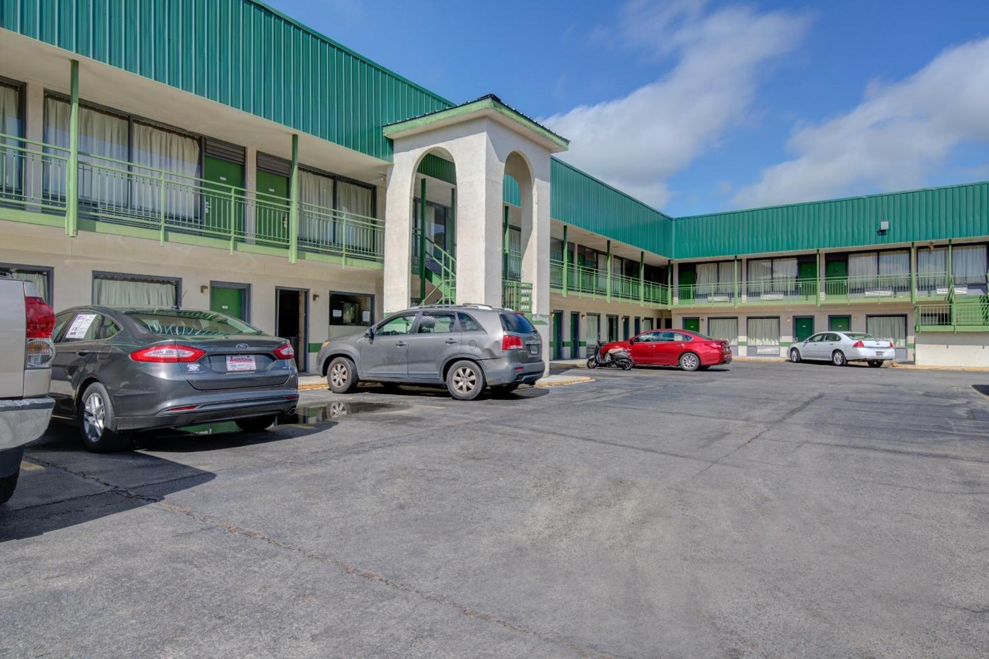 Oyo Hotel Douglas Ga Us-441 Exterior photo