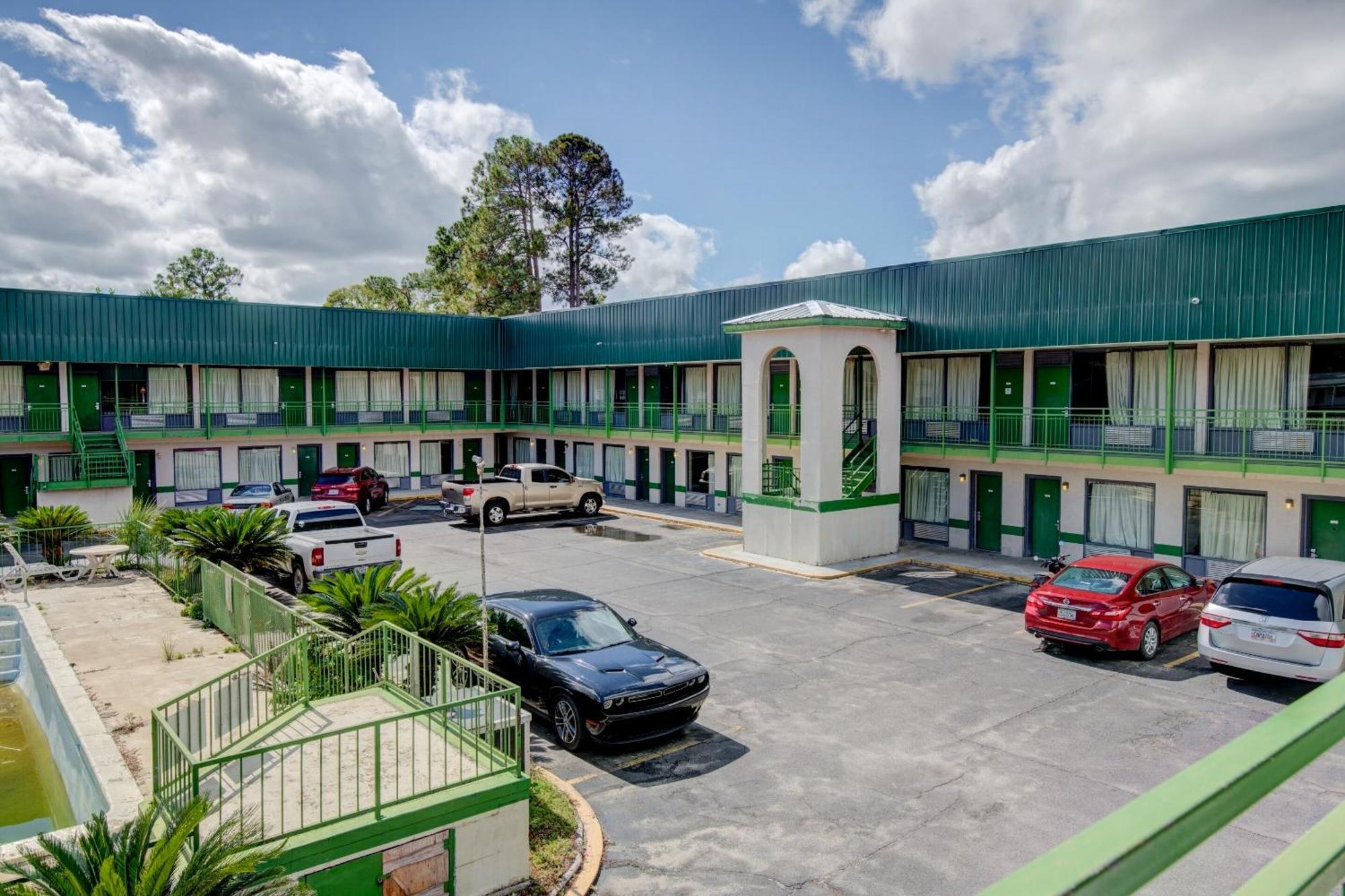 Oyo Hotel Douglas Ga Us-441 Exterior photo